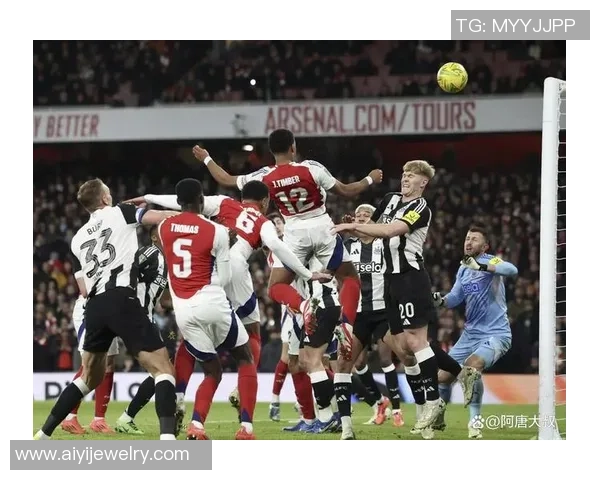 足球巨星射门直击横梁错失破门良机引球迷热议